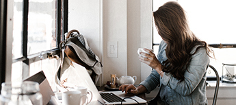 Femme ordinateur bureau