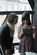 Deux étudiantes utilisant un iPad au MBAM