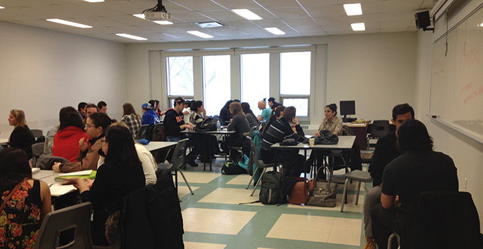 Rencontre de plusieurs nouveaux arrivants et étudiants dans une salle de classe