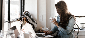 Femme ordinateur bureau