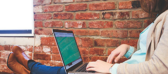 Etudiante ordinateur assise